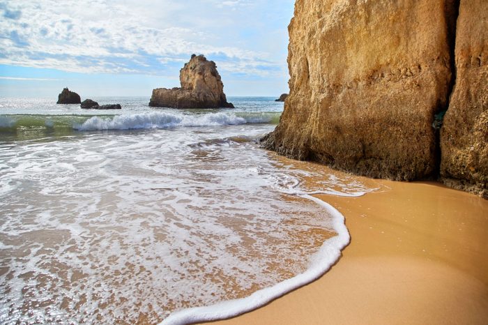 portimao-beach-in-algarve-portugal-P2NCF87-o070fosvo07hh9tfotczqundne8etk5hgnlzbn7epg 